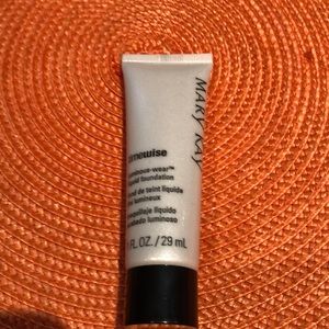 Mary Kay  luminous wear liquid foundation